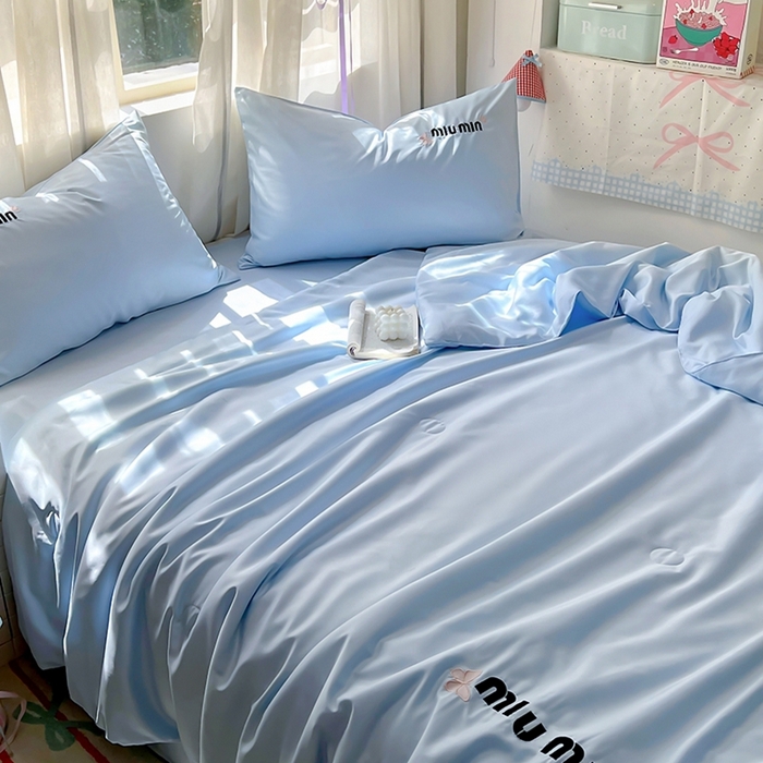 91家纺网 家纺一手货源 找家纺 花伞家居 2025新款刺绣高级感水洗真丝夏被四件套含买家秀 字母蝴蝶-兰