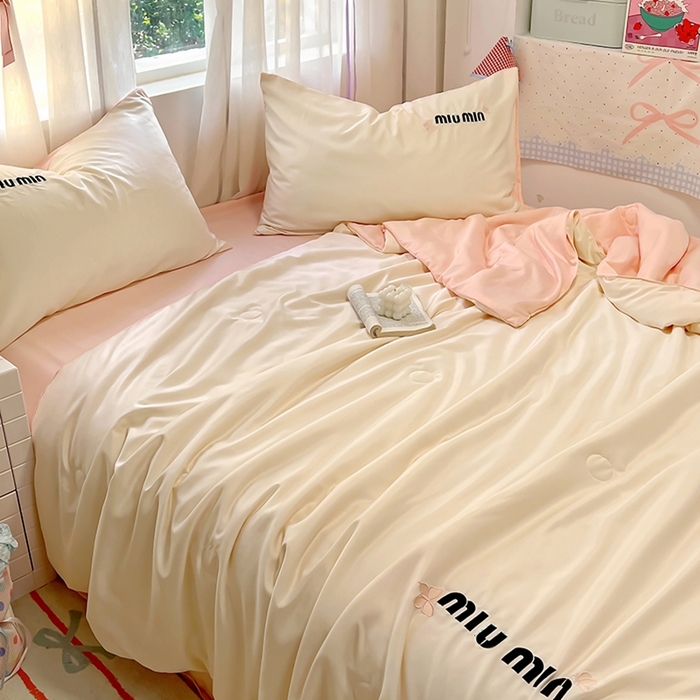 91家纺网 家纺一手货源 找家纺 花伞家居 2025新款刺绣高级感水洗真丝夏被四件套含买家秀 字母蝴蝶-小米黄