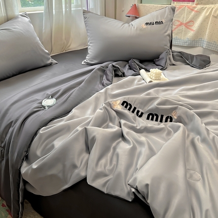 91家纺网 家纺一手货源 找家纺 花伞家居 2025新款刺绣高级感水洗真丝夏被四件套含买家秀 字母蝴蝶-浅灰+高级灰