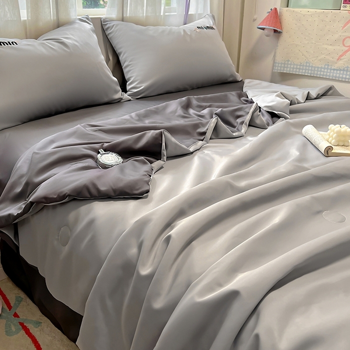 91家纺网 家纺一手货源 找家纺 花伞家居 2025新款刺绣高级感水洗真丝夏被四件套含买家秀 字母蝴蝶-浅灰+高级灰