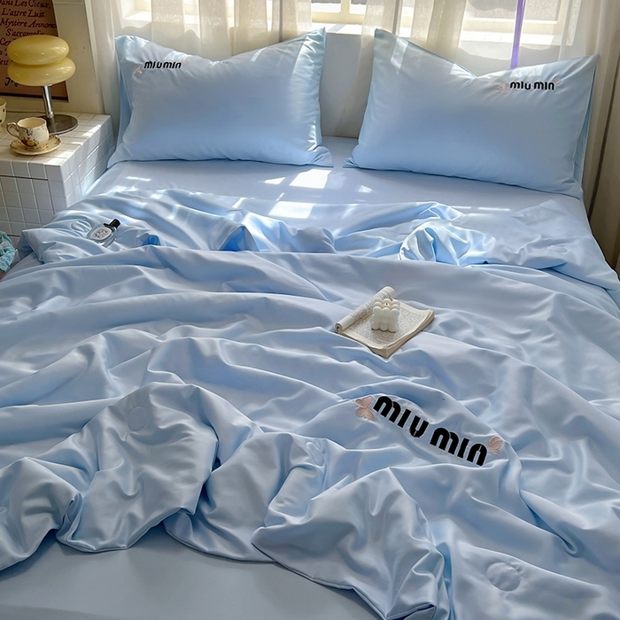 91家纺网 家纺一手货源 找家纺 花伞家居 2025新款刺绣高级感水洗真丝夏被四件套含买家秀 字母蝴蝶-兰