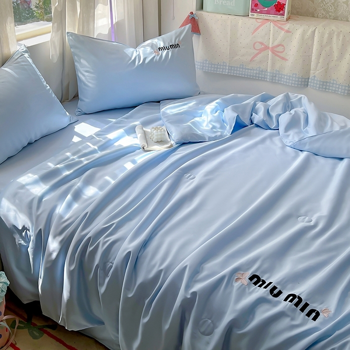 91家纺网 家纺一手货源 找家纺 花伞家居 2025新款刺绣高级感水洗真丝夏被四件套含买家秀 字母蝴蝶-兰