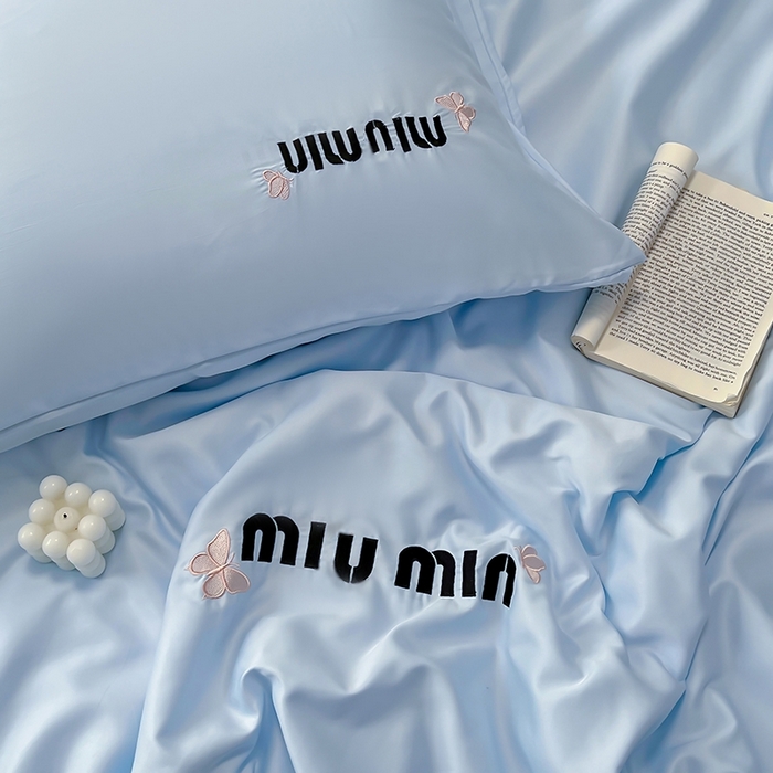 91家纺网 家纺一手货源 找家纺 花伞家居 2025新款刺绣高级感水洗真丝夏被四件套含买家秀 字母蝴蝶-兰