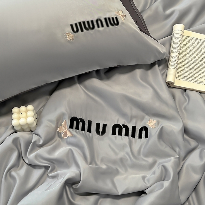 91家纺网 家纺一手货源 找家纺 花伞家居 2025新款刺绣高级感水洗真丝夏被四件套含买家秀 字母蝴蝶-浅灰+高级灰