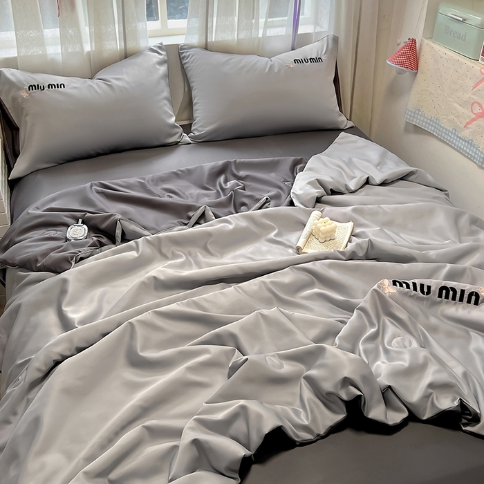 91家纺网 家纺一手货源 找家纺 花伞家居 2025新款刺绣高级感水洗真丝夏被四件套含买家秀 字母蝴蝶-浅灰+高级灰