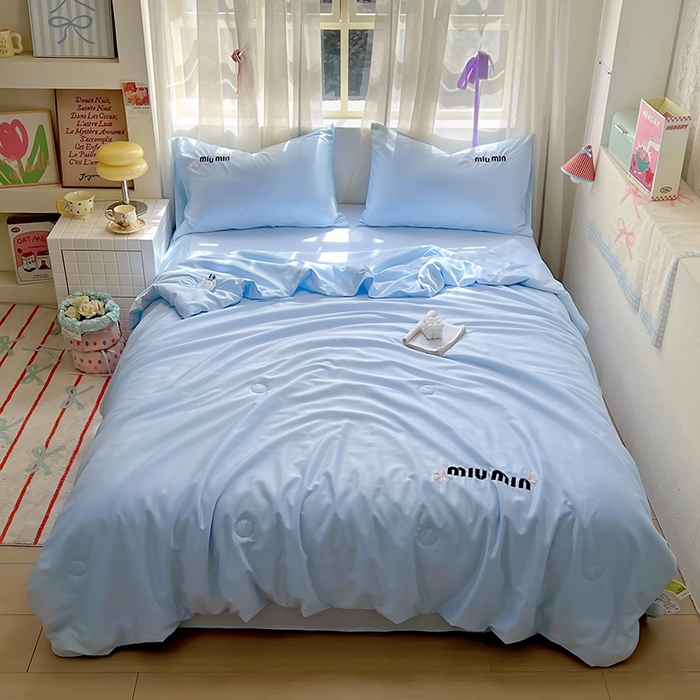 91家纺网 家纺一手货源 找家纺 花伞家居 2025新款刺绣高级感水洗真丝夏被四件套含买家秀 字母蝴蝶-兰