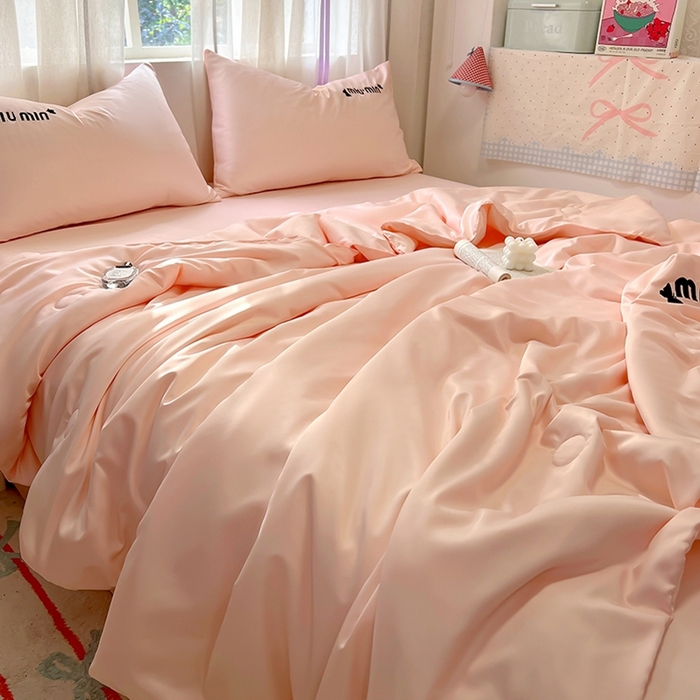 91家纺网 家纺一手货源 找家纺 花伞家居 2025新款刺绣高级感水洗真丝夏被四件套含买家秀 字母蝴蝶-浅玉