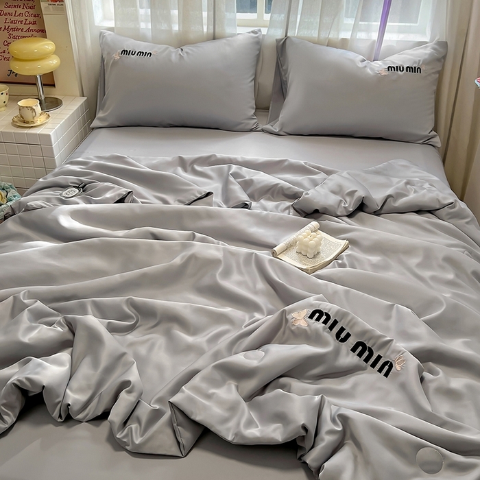 91家纺网 家纺一手货源 找家纺 花伞家居 2025新款刺绣高级感水洗真丝夏被四件套含买家秀 字母蝴蝶-浅灰