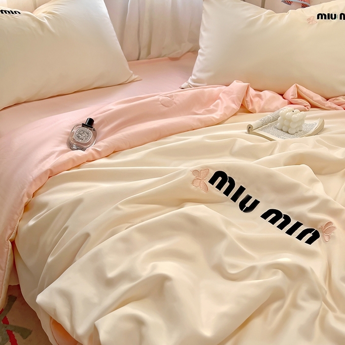 91家纺网 家纺一手货源 找家纺 花伞家居 2025新款刺绣高级感水洗真丝夏被四件套含买家秀 字母蝴蝶-小米黄