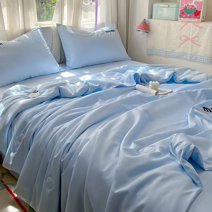 91家纺网 家纺一手货源 找家纺 花伞家居 2025新款刺绣高级感水洗真丝夏被四件套含买家秀 字母蝴蝶-兰