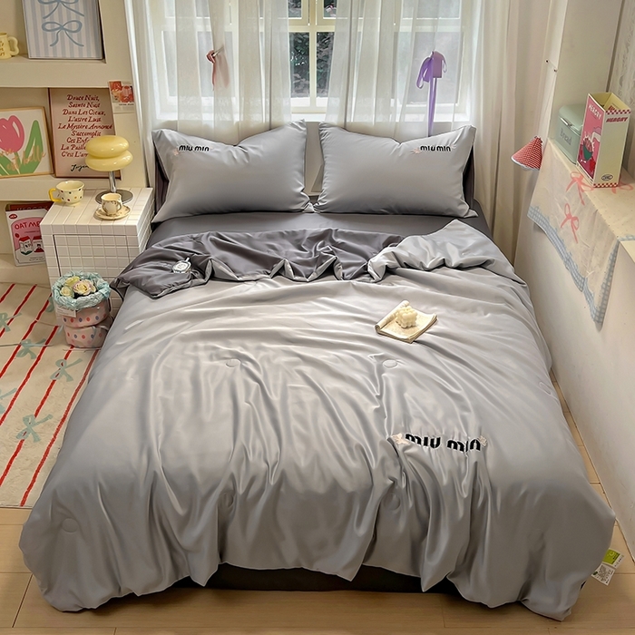 91家纺网 家纺一手货源 找家纺 花伞家居 2025新款刺绣高级感水洗真丝夏被四件套含买家秀 字母蝴蝶-浅灰+高级灰