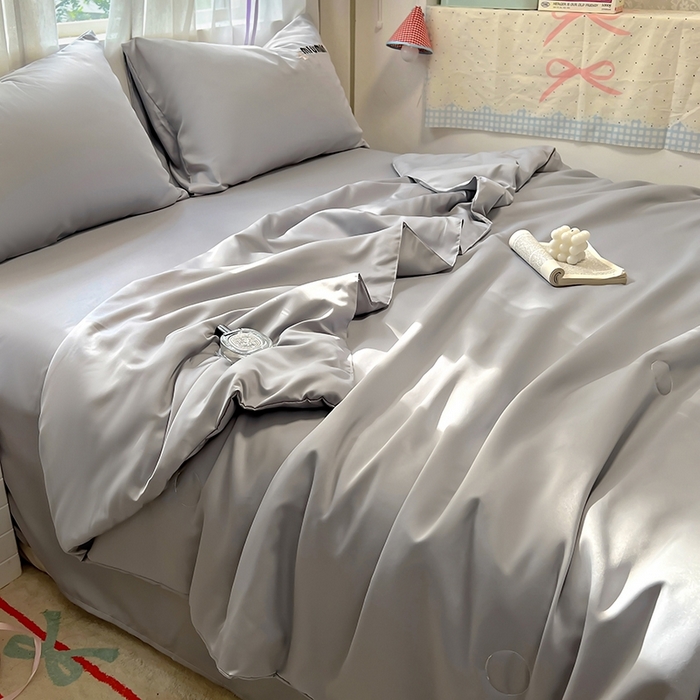 91家纺网 家纺一手货源 找家纺 花伞家居 2025新款刺绣高级感水洗真丝夏被四件套含买家秀 字母蝴蝶-浅灰