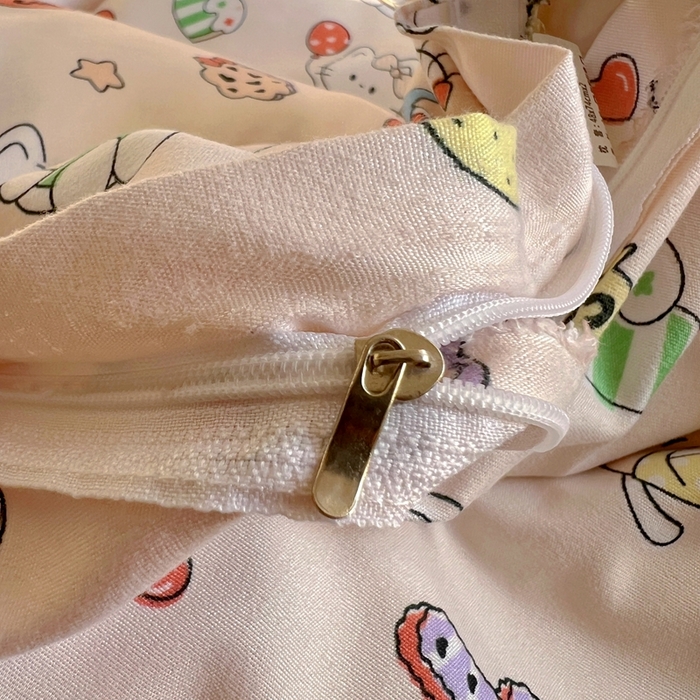 91家纺网 家纺一手货源 找家纺 宏源家纺 2025新款芦荟棉印花亲肤四件套 萌萌猫粉