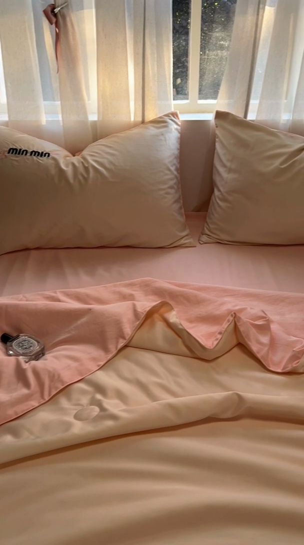 91家纺网 家纺一手货源 找家纺 花伞家居 2025新款刺绣高级感水洗真丝夏被四件套含买家秀 字母蝴蝶-小米黄