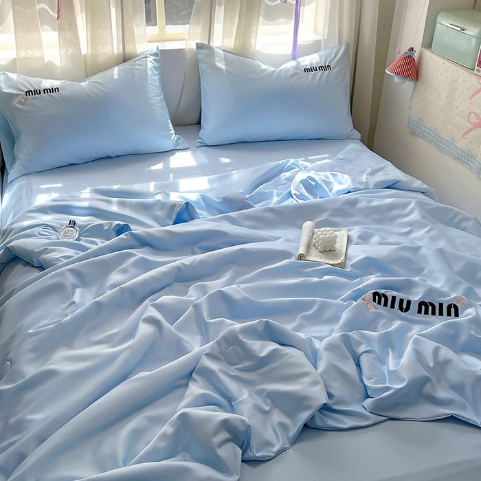 91家纺网 家纺一手货源 找家纺 花伞家居 2025新款刺绣高级感水洗真丝夏被四件套含买家秀 字母蝴蝶-兰