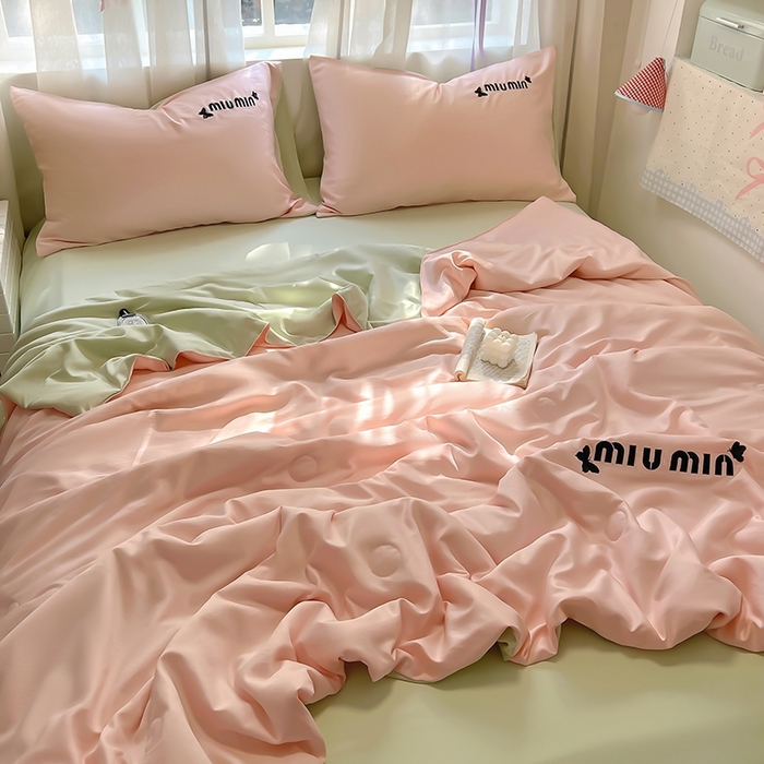 91家纺网 家纺一手货源 找家纺 花伞家居 2025新款刺绣高级感水洗真丝夏被四件套含买家秀 字母蝴蝶-浅玉+豆绿