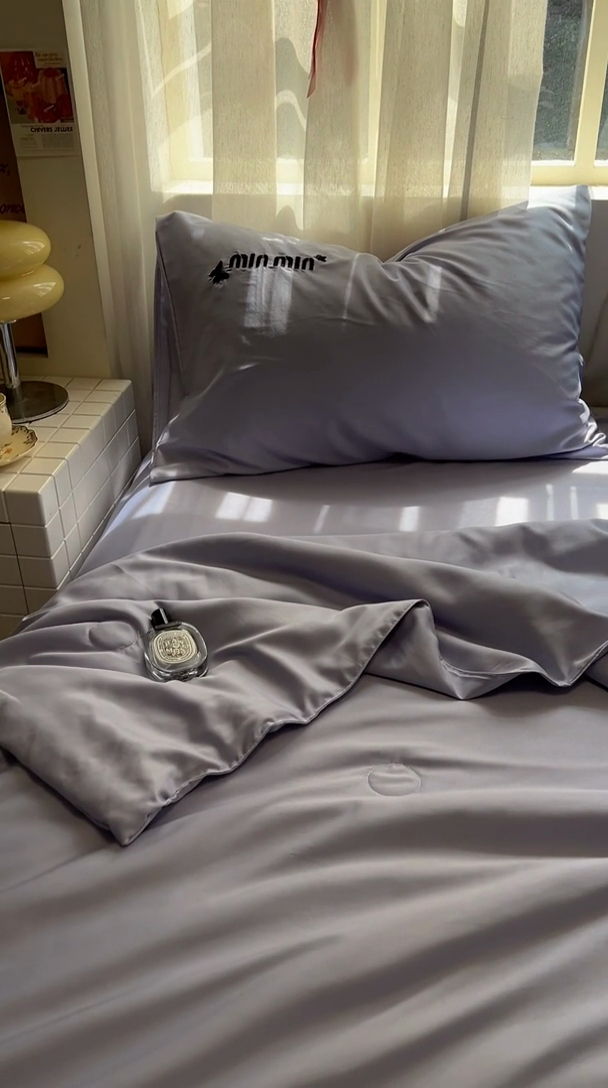 91家纺网 家纺一手货源 找家纺 花伞家居 2025新款刺绣高级感水洗真丝夏被四件套含买家秀 字母蝴蝶-星黛紫