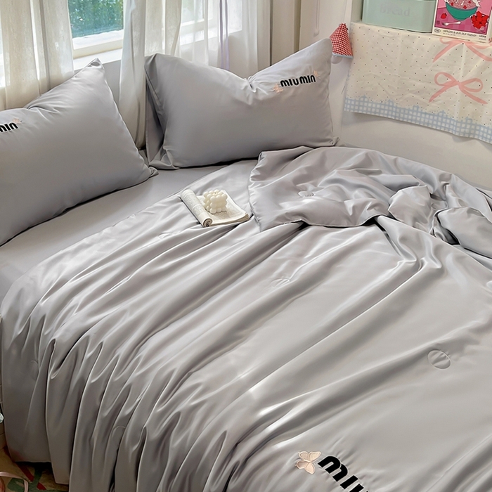 91家纺网 家纺一手货源 找家纺 花伞家居 2025新款刺绣高级感水洗真丝夏被四件套含买家秀 字母蝴蝶-浅灰