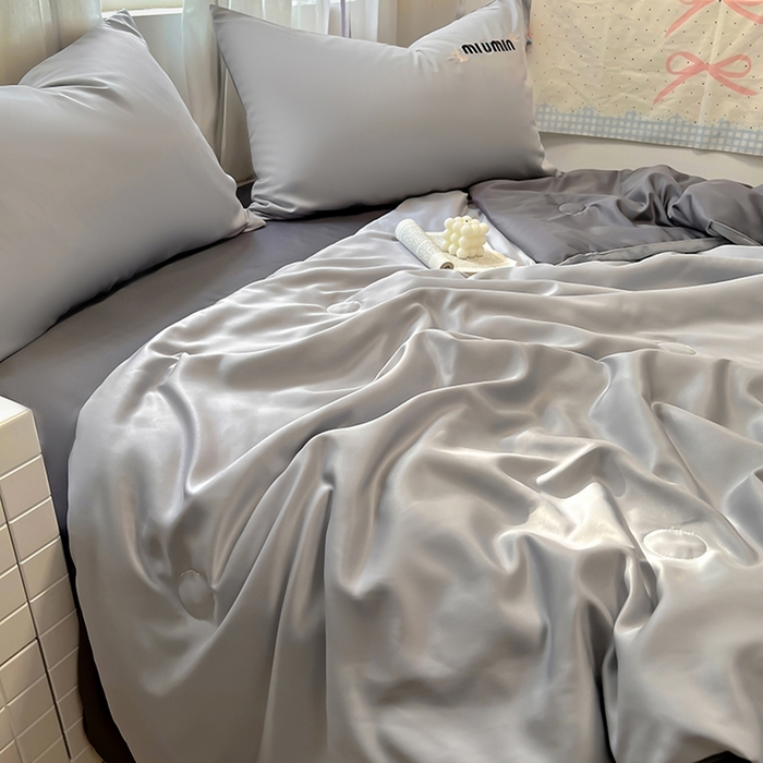 91家纺网 家纺一手货源 找家纺 花伞家居 2025新款刺绣高级感水洗真丝夏被四件套含买家秀 字母蝴蝶-浅灰+高级灰