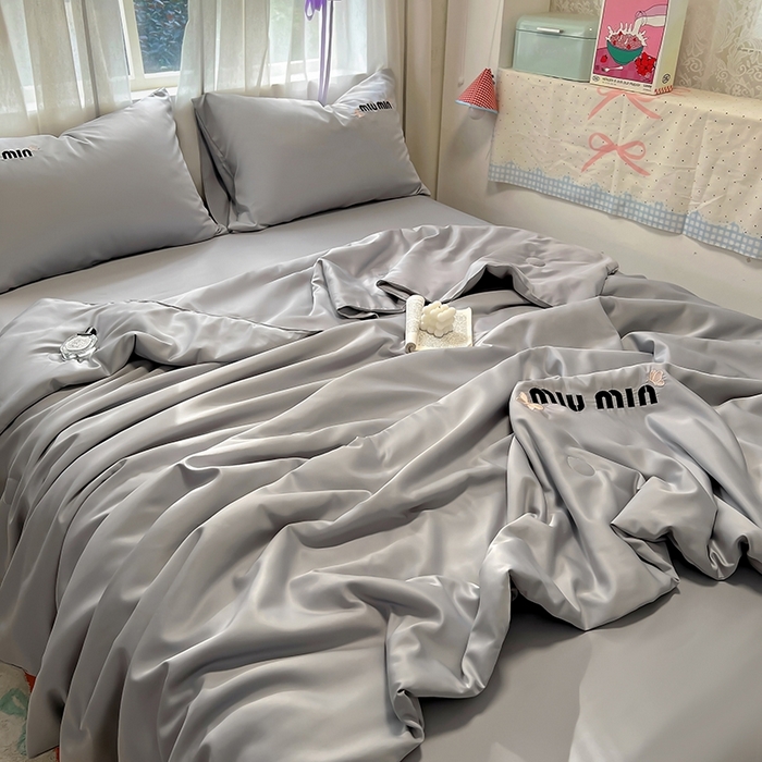 91家纺网 家纺一手货源 找家纺 花伞家居 2025新款刺绣高级感水洗真丝夏被四件套含买家秀 字母蝴蝶-浅灰