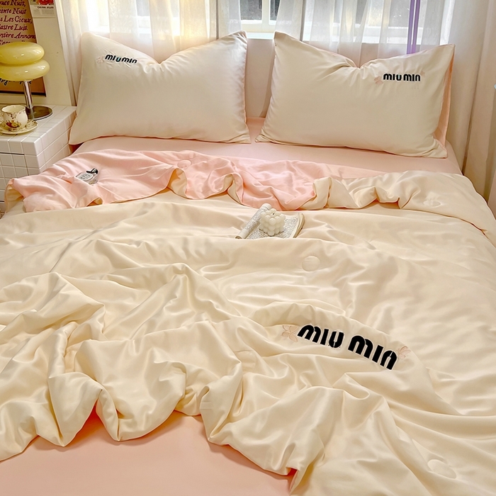 91家纺网 家纺一手货源 找家纺 花伞家居 2025新款刺绣高级感水洗真丝夏被四件套含买家秀 字母蝴蝶-小米黄