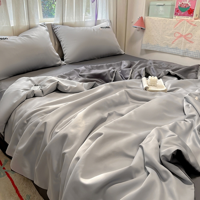 91家纺网 家纺一手货源 找家纺 花伞家居 2025新款刺绣高级感水洗真丝夏被四件套含买家秀 字母蝴蝶-浅灰+高级灰