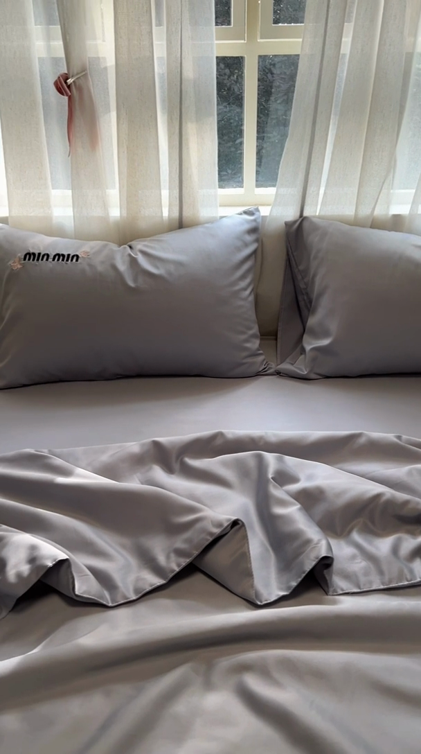 91家纺网 家纺一手货源 找家纺 花伞家居 2025新款刺绣高级感水洗真丝夏被四件套含买家秀 字母蝴蝶-浅灰