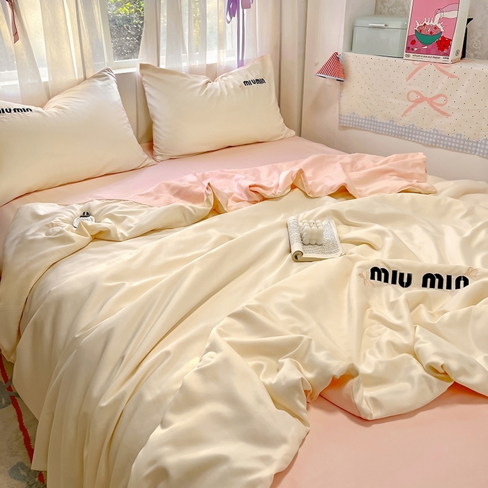 91家纺网 家纺一手货源 找家纺 花伞家居 2025新款刺绣高级感水洗真丝夏被四件套含买家秀 字母蝴蝶-小米黄