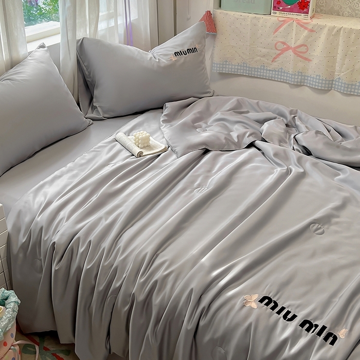 91家纺网 家纺一手货源 找家纺 花伞家居 2025新款刺绣高级感水洗真丝夏被四件套含买家秀 字母蝴蝶-浅灰