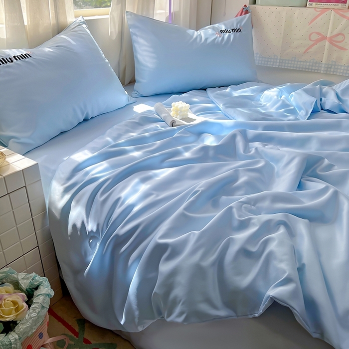 91家纺网 家纺一手货源 找家纺 花伞家居 2025新款刺绣高级感水洗真丝夏被四件套含买家秀 字母蝴蝶-兰