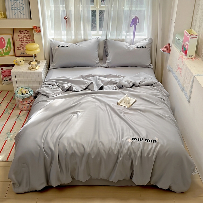 91家纺网 家纺一手货源 找家纺 花伞家居 2025新款刺绣高级感水洗真丝夏被四件套含买家秀 字母蝴蝶-浅灰