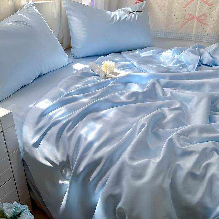 91家纺网 家纺一手货源 找家纺 花伞家居 2025新款刺绣高级感水洗真丝夏被四件套含买家秀 字母蝴蝶-兰