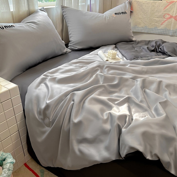 91家纺网 家纺一手货源 找家纺 花伞家居 2025新款刺绣高级感水洗真丝夏被四件套含买家秀 字母蝴蝶-浅灰+高级灰