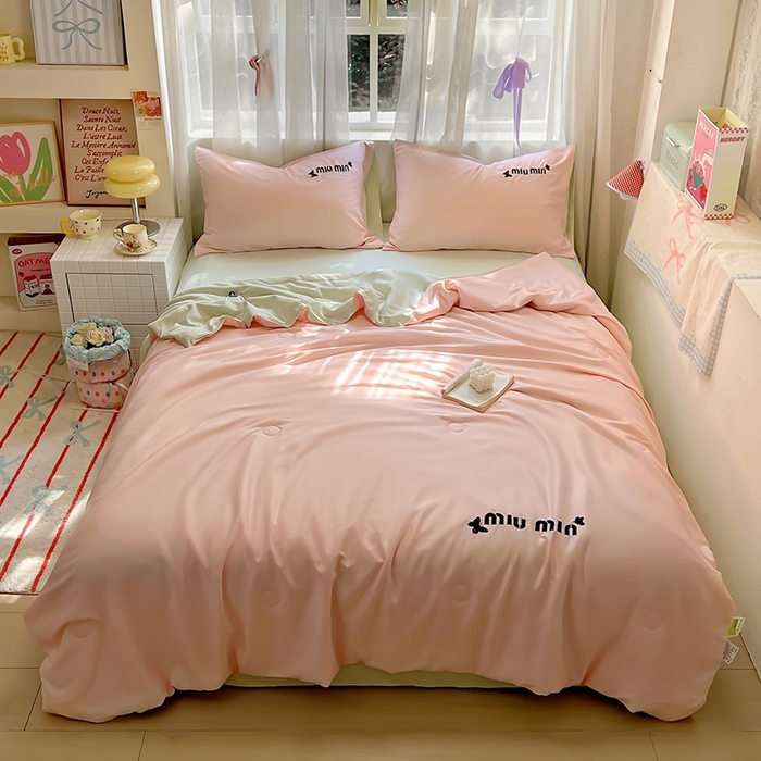 91家纺网 家纺一手货源 找家纺 花伞家居 2025新款刺绣高级感水洗真丝夏被四件套含买家秀 字母蝴蝶-浅玉+豆绿