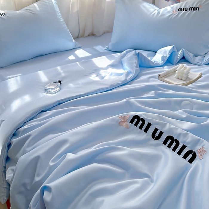 91家纺网 家纺一手货源 找家纺 花伞家居 2025新款刺绣高级感水洗真丝夏被四件套含买家秀 字母蝴蝶-兰