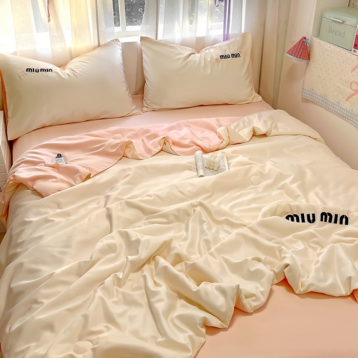 91家纺网 家纺一手货源 找家纺 花伞家居 2025新款刺绣高级感水洗真丝夏被四件套含买家秀 字母蝴蝶-小米黄