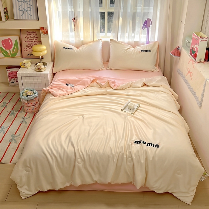 91家纺网 家纺一手货源 找家纺 花伞家居 2025新款刺绣高级感水洗真丝夏被四件套含买家秀 字母蝴蝶-小米黄