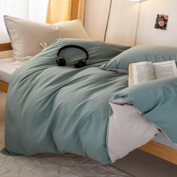 91家纺网 家纺一手货源 找家纺 芷凡家纺 2024新款水洗磨毛纯色双拼学生三件套四件套 抹茶+卡其