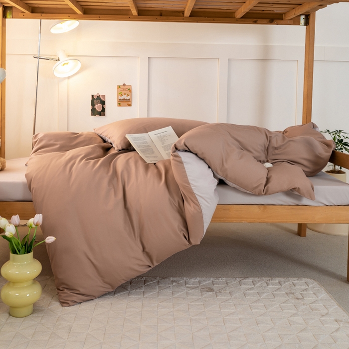 91家纺网 家纺一手货源 找家纺 芷凡家纺 2024新款水洗磨毛纯色双拼学生三件套四件套 红咖+玫瑰金