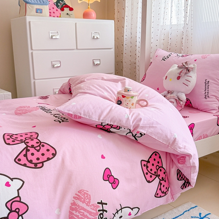 91家纺网 家纺一手货源 找家纺 沐辰 2025新款全棉纯棉三丽鸥学生季系列三四件套 粉红凯蒂猫