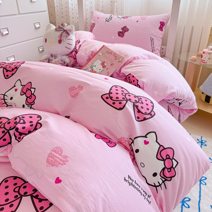 91家纺网 家纺一手货源 找家纺 沐辰 2025新款全棉纯棉三丽鸥学生季系列三四件套 粉红凯蒂猫