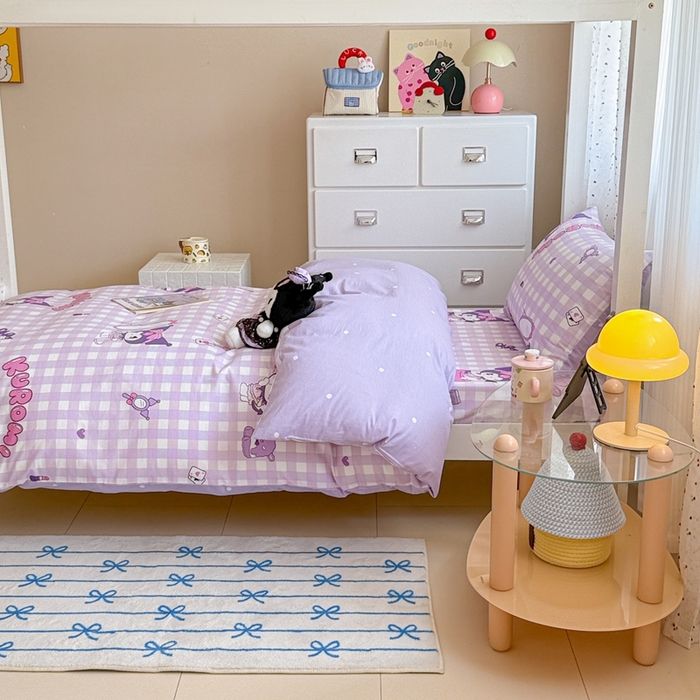 91家纺网 家纺一手货源 找家纺 沐辰 2025新款全棉纯棉三丽鸥学生季系列三四件套 紫格库洛米