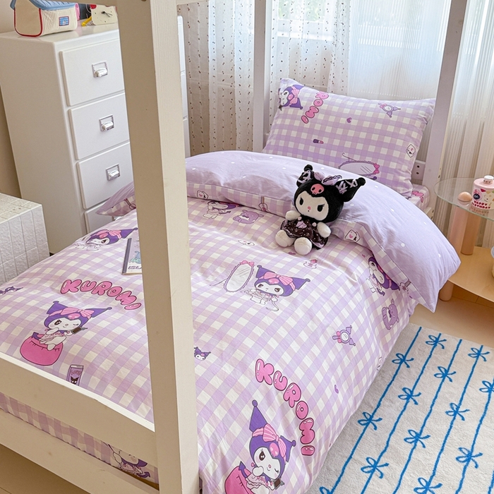 91家纺网 家纺一手货源 找家纺 沐辰 2025新款全棉纯棉三丽鸥学生季系列三四件套 紫格库洛米