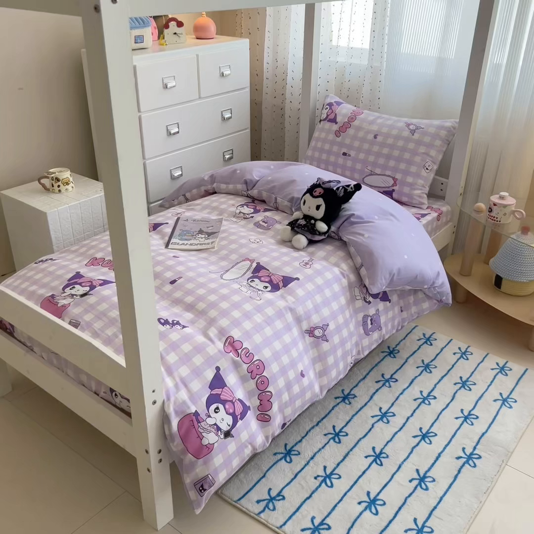 91家纺网 家纺一手货源 找家纺 沐辰 2025新款全棉纯棉三丽鸥学生季系列三四件套 紫格库洛米
