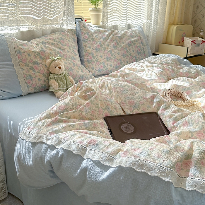 91家纺网 家纺一手货源 找家纺 罗亿家纺 2025新款云感双层纱全棉纯棉镂空花边四件套 梦境-童话花岛