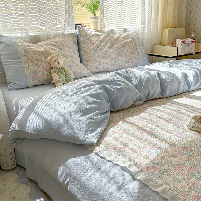 91家纺网 家纺一手货源 找家纺 罗亿家纺 2025新款云感双层纱全棉纯棉镂空花边四件套 梦境-童话花岛