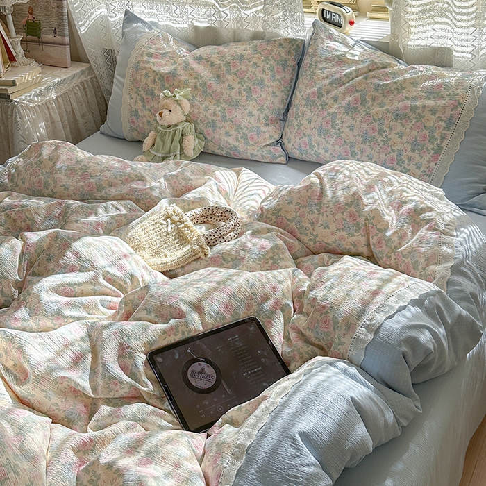 91家纺网 家纺一手货源 找家纺 罗亿家纺 2025新款云感双层纱全棉纯棉镂空花边四件套 梦境-童话花岛