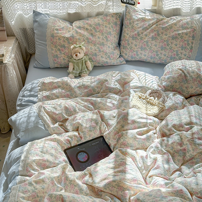 91家纺网 家纺一手货源 找家纺 罗亿家纺 2025新款云感双层纱全棉纯棉镂空花边四件套 梦境-童话花岛