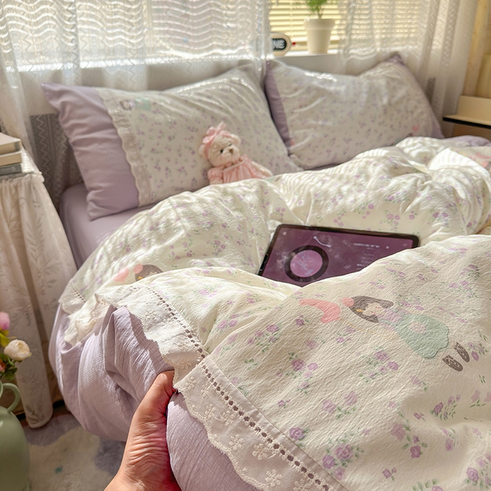 91家纺网 家纺一手货源 找家纺 罗亿家纺 2025新款云感双层纱全棉纯棉镂空花边四件套 梦境-思念女孩