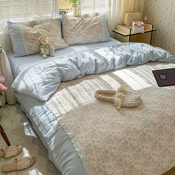 91家纺网 家纺一手货源 找家纺 罗亿家纺 2025新款云感双层纱全棉纯棉镂空花边四件套 梦境-童话花岛